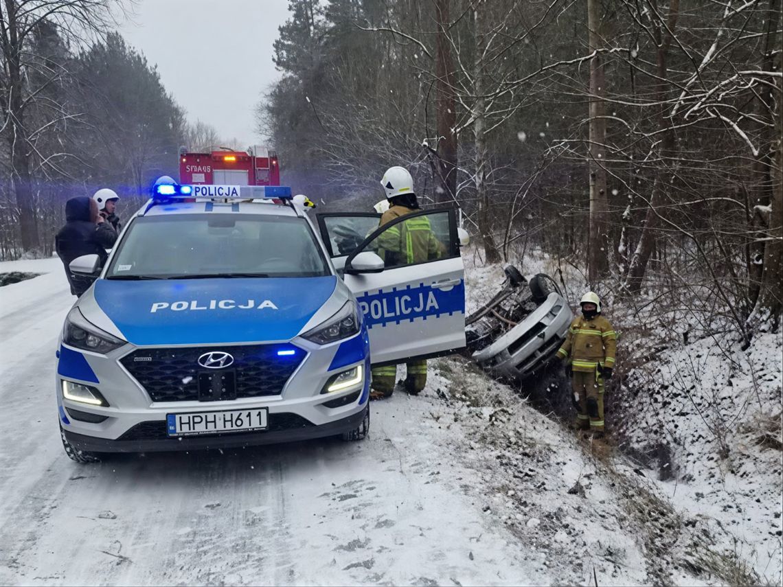 Samochód wylądował w przydrożnym rowie. Groźne zdarzenie w gminie Joniec Auto w rowie, policja w akcji