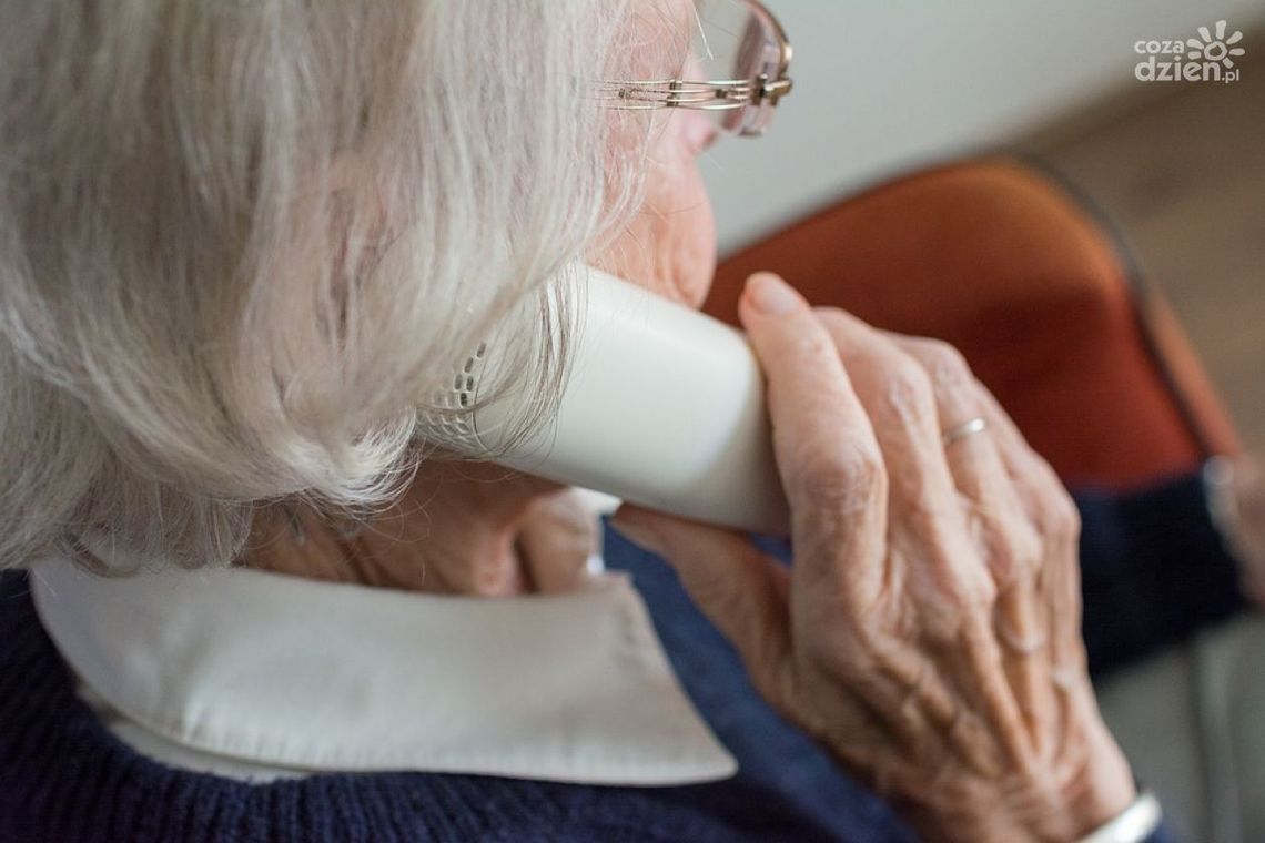 Seniorzy na celowniku oszustów: Uwaga na telefoniczne wyłudzenia!