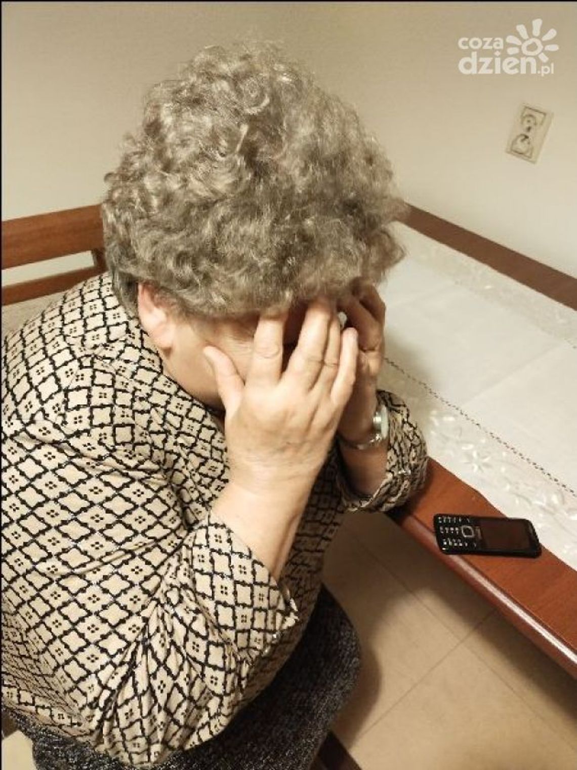 Seniorzy wciąż stają się ofiarami oszustów. Można pomóc im wytłumaczyć na co maja uważać