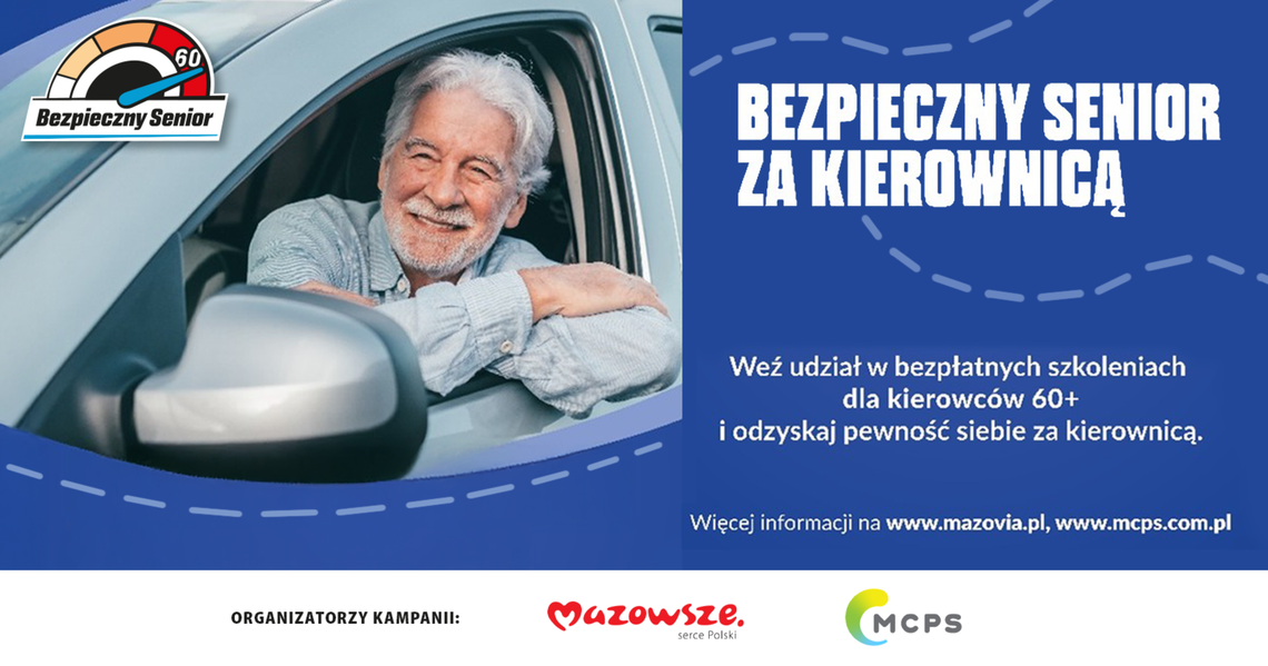 Uśmiechnięty senior za kierownicą samochodu podczas szkolenia z bezpiecznej jazdy na torze.