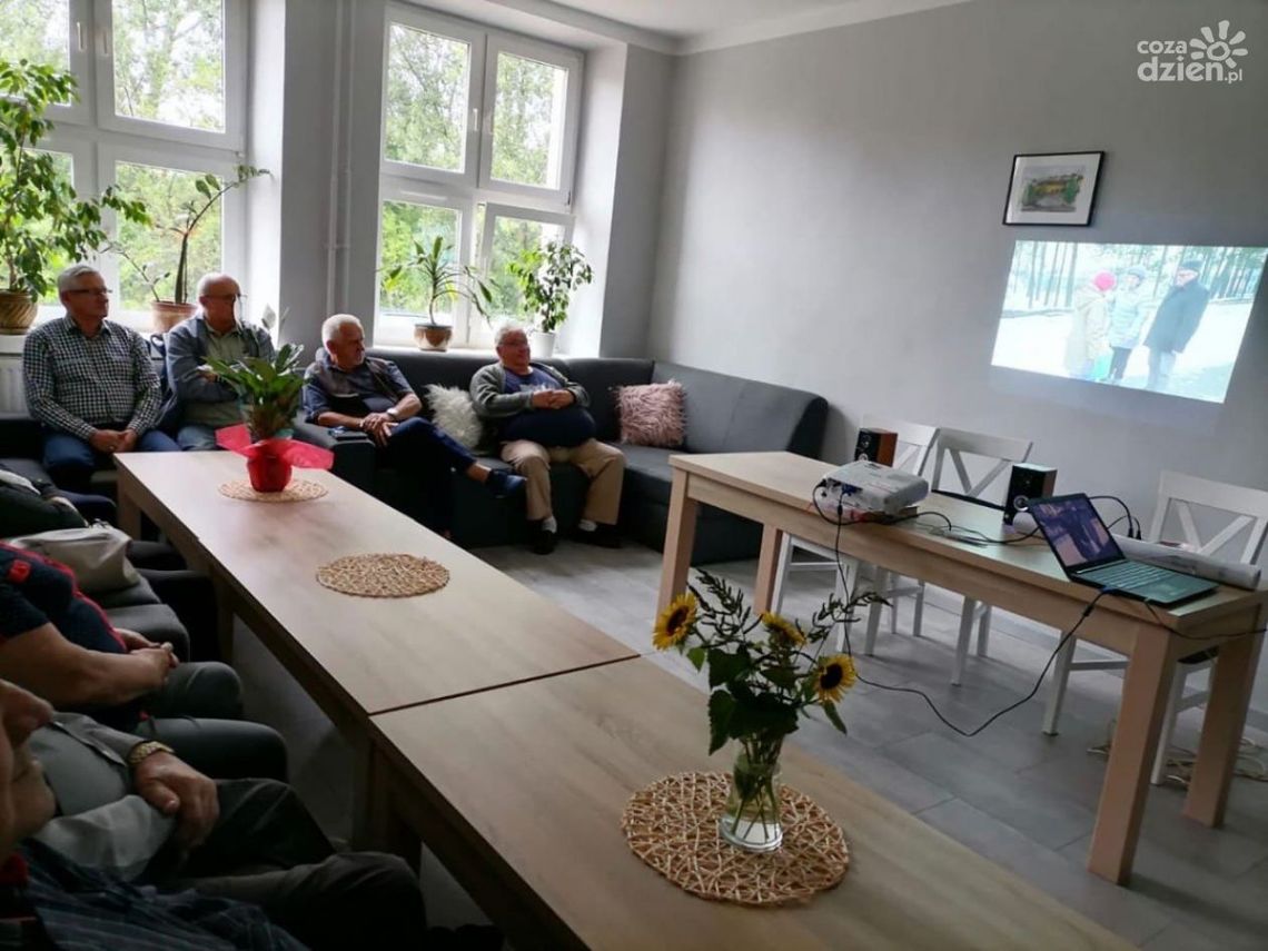 Seniorzy z Dzbonia poznali tajemnice świata finansów Seniorzy z Dzbonia poznali tajemnice świata finansów