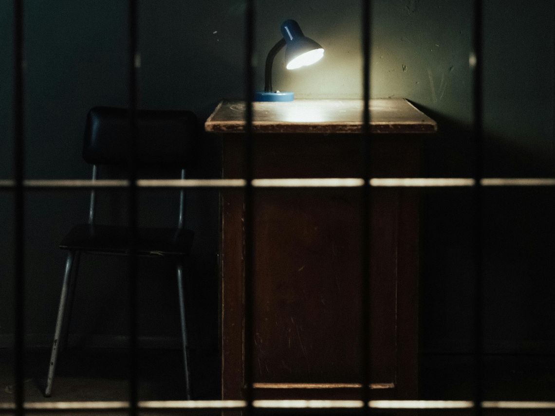 Seria narkotykowych wpadek w powiecie płońskim. Cztery osoby z zarzutami Kraty w areszcie