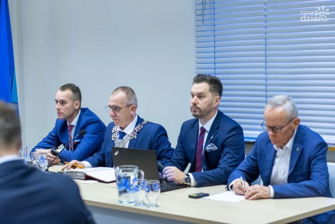 Sesja Rady Miasta Ciechanów: Plan pracy na 2024 rok ustalony, zmiany w budżecie i planie gminy