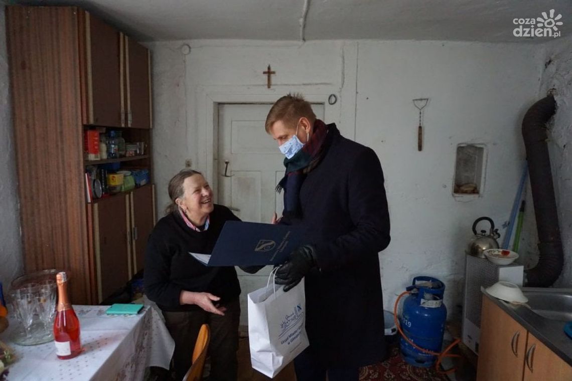 Setne urodziny mieszkanki Kowalewka, kwiaty i życzenia od burmistrza