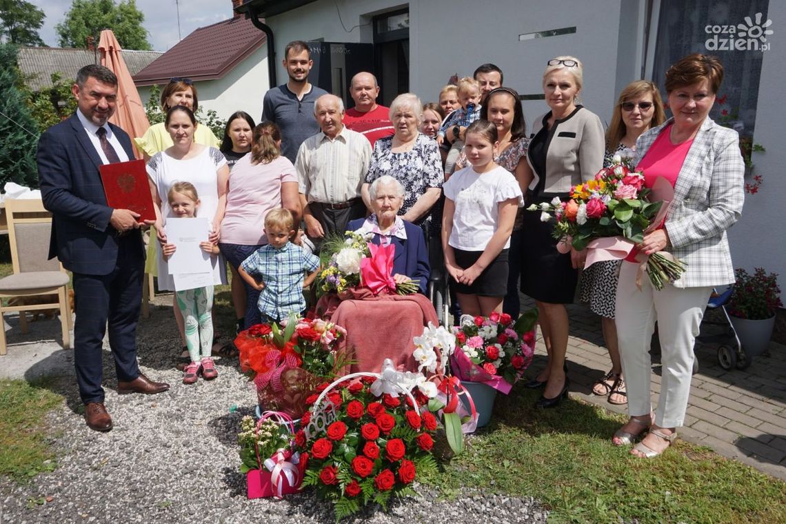 Setne urodziny pani Haliny z Wronowa. Doczekała się 6 dzieci, 20 wnuków, 32 prawnuków i 5 praprawnuków