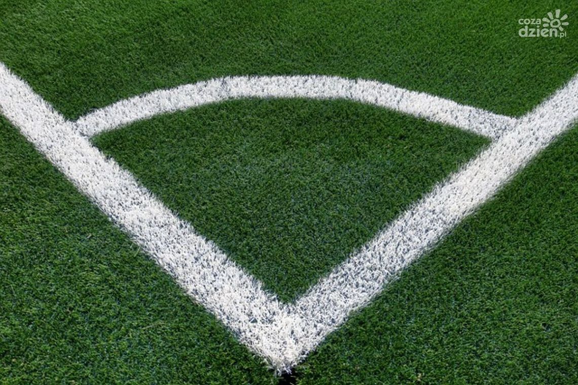 Skandal w Krasnem! Wandale zniszczyli murawę stadionu Iskry