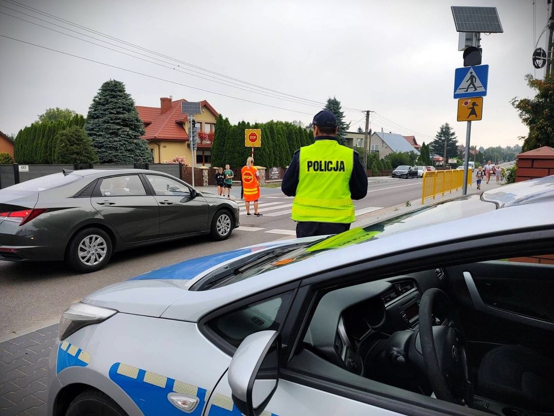 Policja kontroluje zachowanie na przejściu dla pieszych