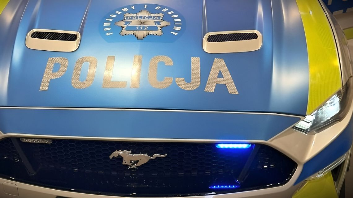 Samochód Ford Mustang jako policyjny radiowóz