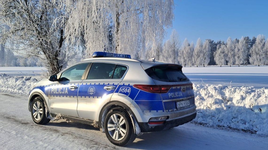 Policyjny samochód w zaśnieżonym polu