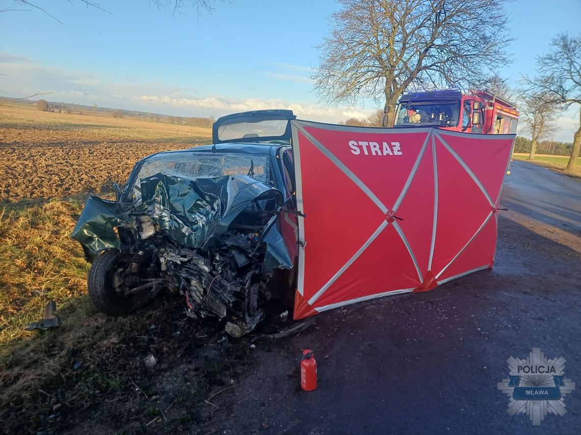 Rozbity samochód i parawan straży pożarnej