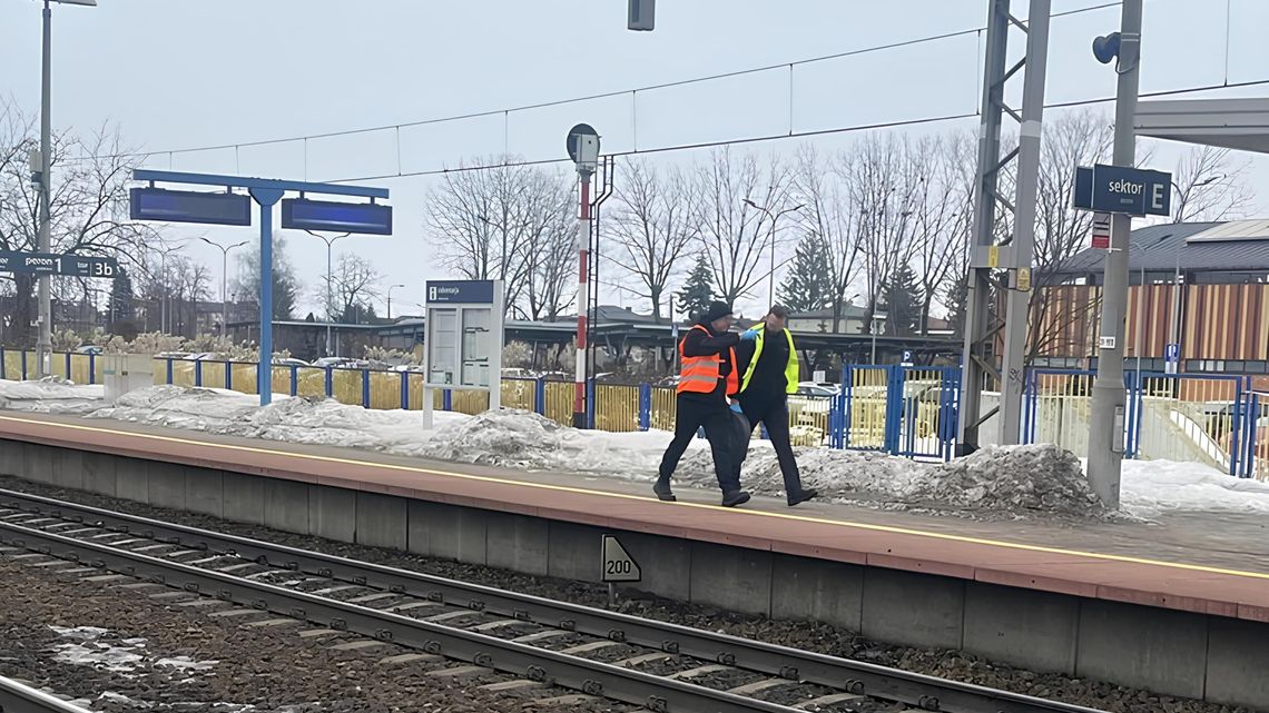 Stacja kolejowa w Ciechanowie a na niej służby po wypadku