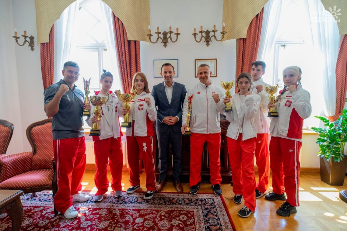 Spotkanie miało miejsce w ciechanowskim magistracie. Prezydent Kosiński zaprosił mistrzów Europy z Ciechanowskiego Klubu Karate Kyokushin Spotkanie miało miejsce w ciechanowskim magistracie. Prezydent Kosiński zaprosił mistrzów Europy z Ciechanowskiego Klubu Karate Kyokushin