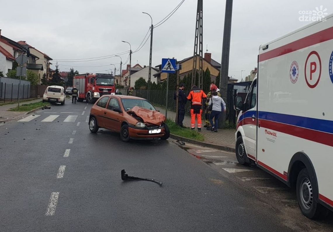 Staruszka, która prowadząc auto nie ustąpiła pierwszeństwa przejazdu spowodowała wypadek. Trafiła do szpitala