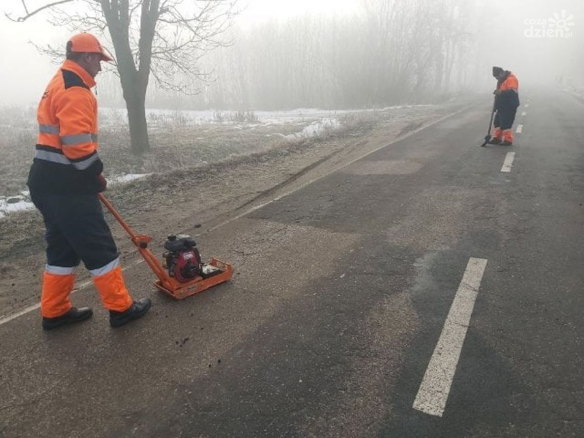 Stopniał śnieg- wyszły dziury. Drogowcy łatają na bieżąco