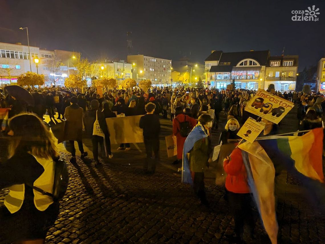 Strajk Kobiet przeszedł ulicami Ciechanowa. Szacunkowo wzięło w nim udział ok. 2 tysiące mieszkańców Strajk Kobiet przeszedł ulicami Ciechanowa. Szacunkowo wzięło w nim udział ok. 2 tysiące mieszkańców