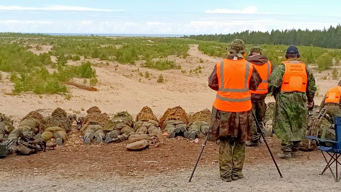 Strzelali na dystansie do 1360 metrów. Terytorialsi z Ciechanowa wrócili z fińskiego poligonu Żołnierze 5 Mazowieckiej Brygady Obrony Terytorialnej w kamuflażu podczas celowania z karabinu wyborowego
