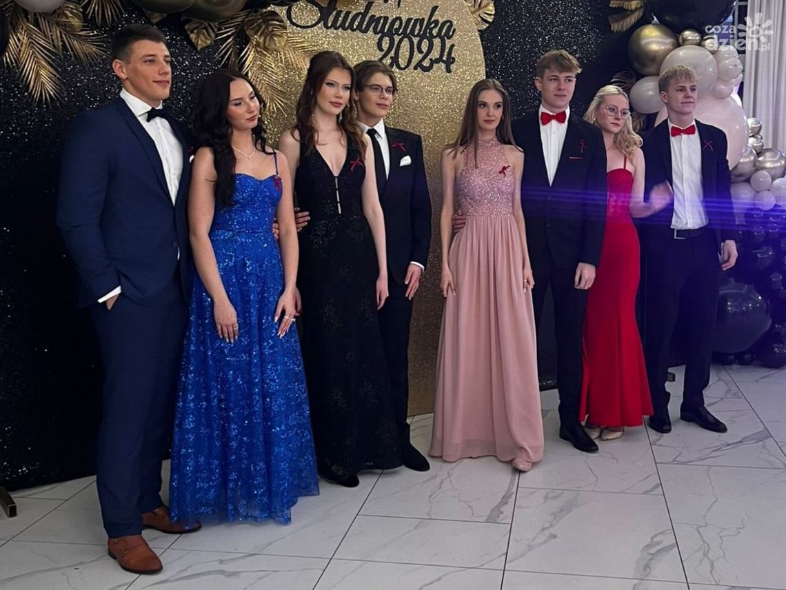 Studniówka 2024 maturzystów "Mickiewicza." Zobacz, jak bawili się abiturienci z Zespołu Szkół nr 2 w Ciechanowie