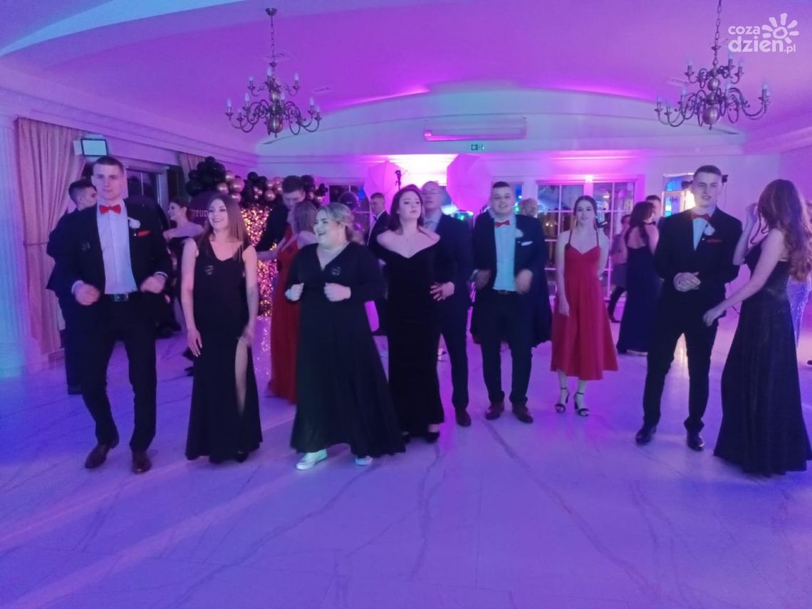 Studniówka 2024: Pełna radości noc maturzystów Zespołu Szkół nr 1 im. Józefa Bema w Ciechanowie [zdjęcia]