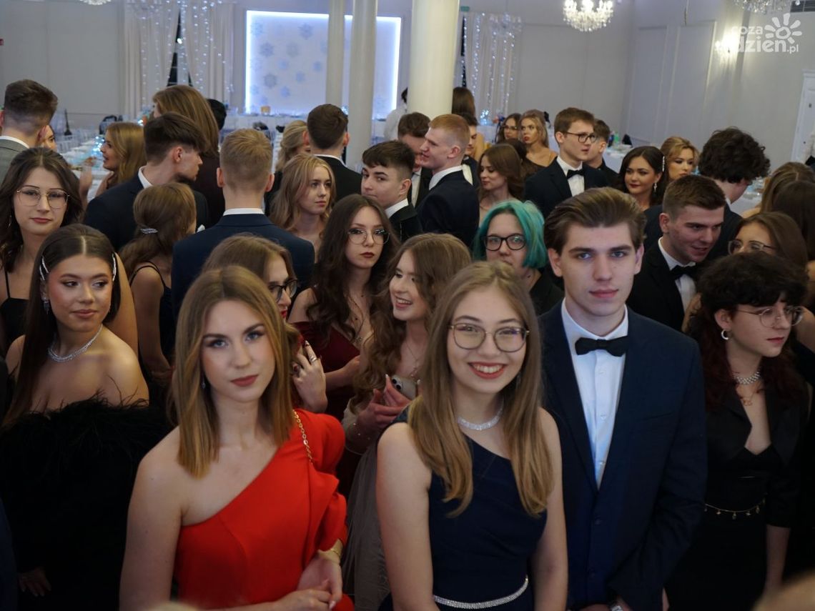 Studniówka 2025 maturzystów "Krasiniaka" już za nami - zobaczcie jak było [zdjęcia]