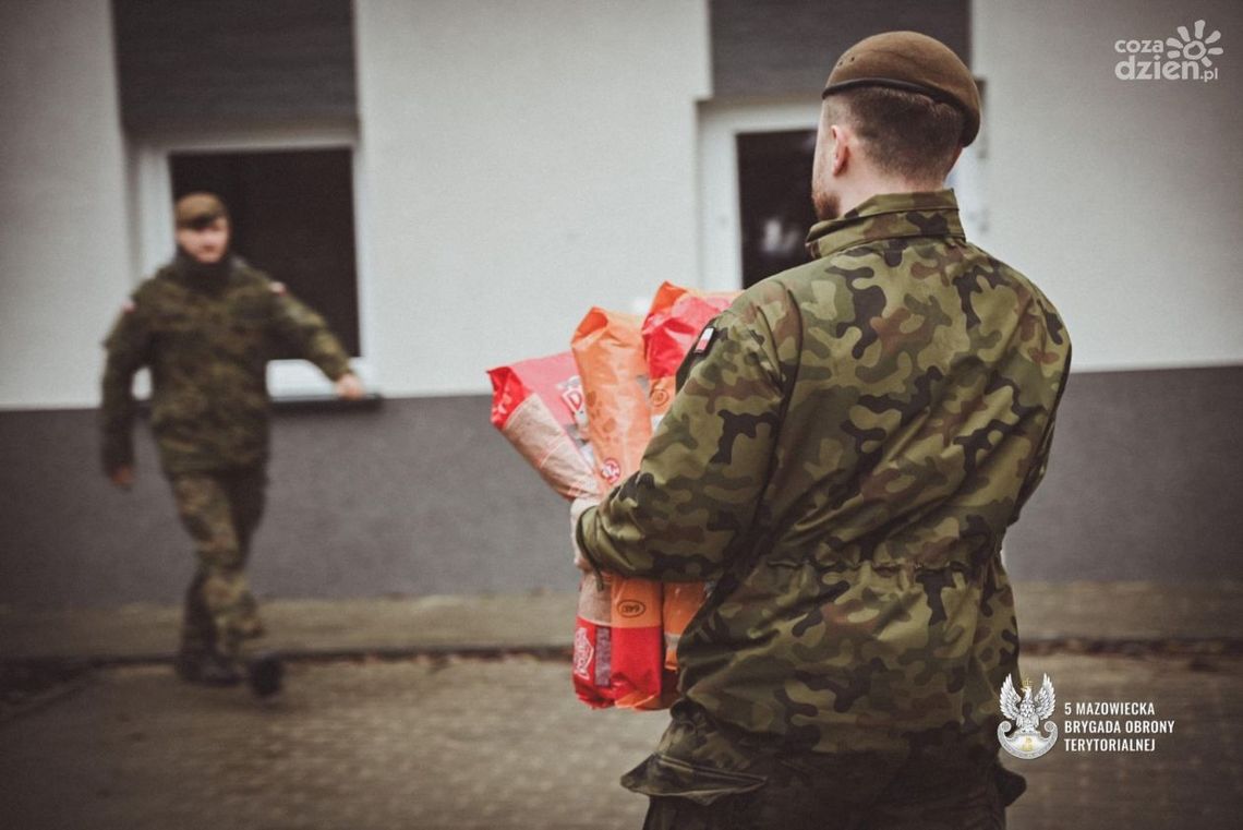 Świąteczna akcja żołnierzy - 300 kilogramów karmy trafiło do schronisk
