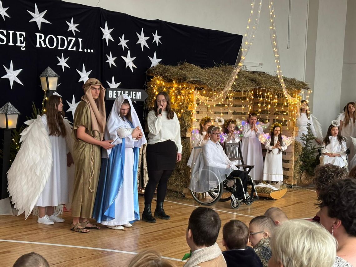 Świąteczny spektakl w SOSW w Ciechanowie. Poruszające jasełka uczniów i nauczycieli Jasełka w SOSW