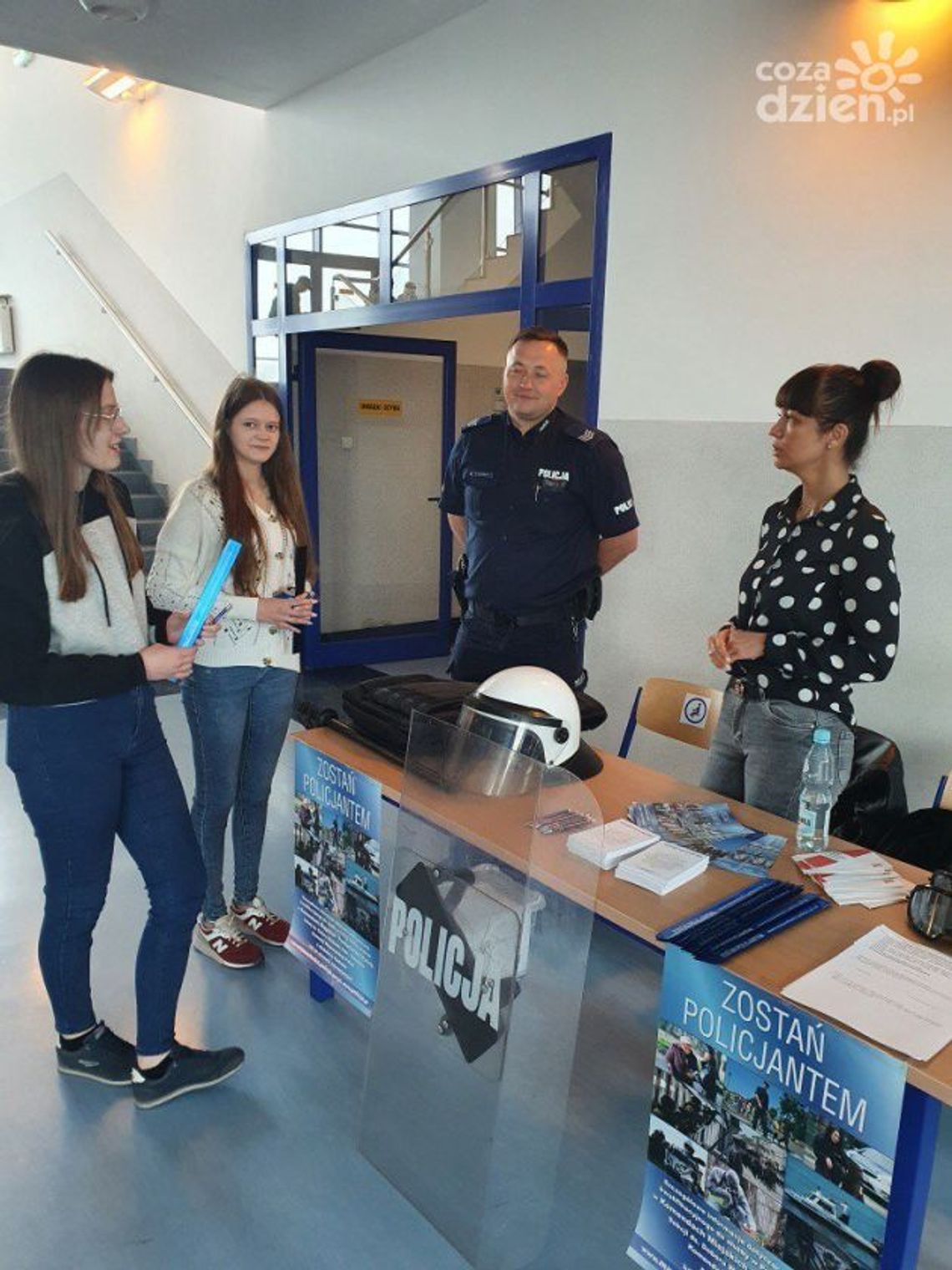 Swoją profesję podczas targów pracy promowali policjanci z Ciechanowa  