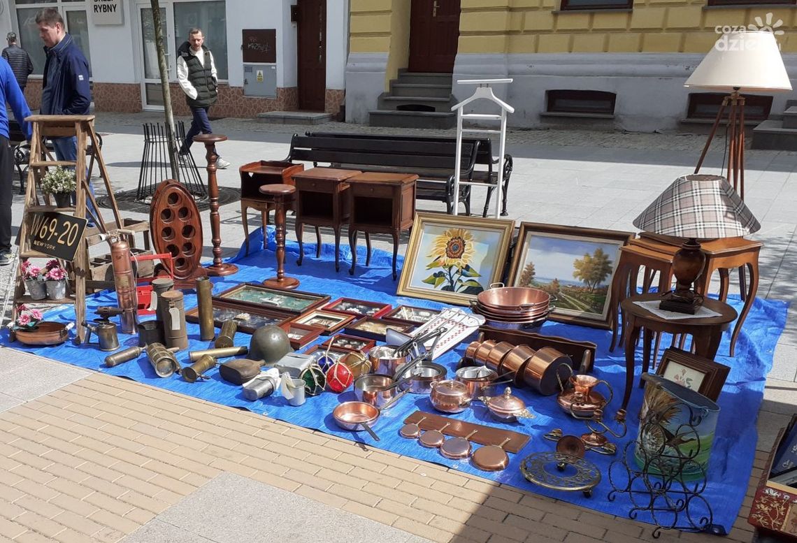 Sympatycy nieco wiekowych artykułów mogli poczuć się usatysfakcjonowani podczas pchlego targu w Ciechanowie