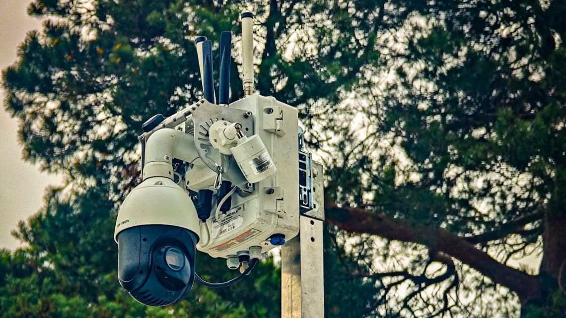 Mobilna kamera systemu monitoringu ICAM ustawiona przy ulicy Płockiej w Mławie monitorująca ruch na skrzyżowaniu.