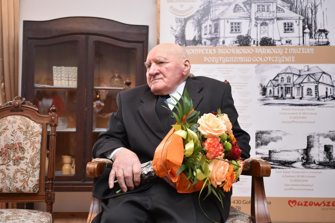 Stefan Chojnowski w fotelu z kwiatami