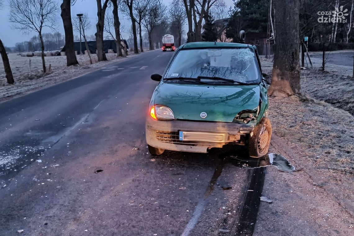 Szreńsk. Fiatem uderzył w pługo-piaskarkę, był kompletnie pijany