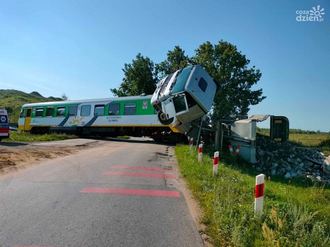 Szynobus zderzył się z ciężarówką w Dalanówku. Jest wielu rannych [video]