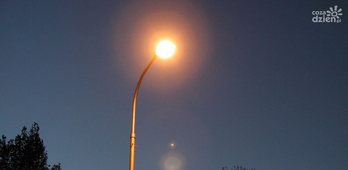Tam lampy świecą bez żadnych ograniczeń. Maków nie oszczędza na oświetleniu