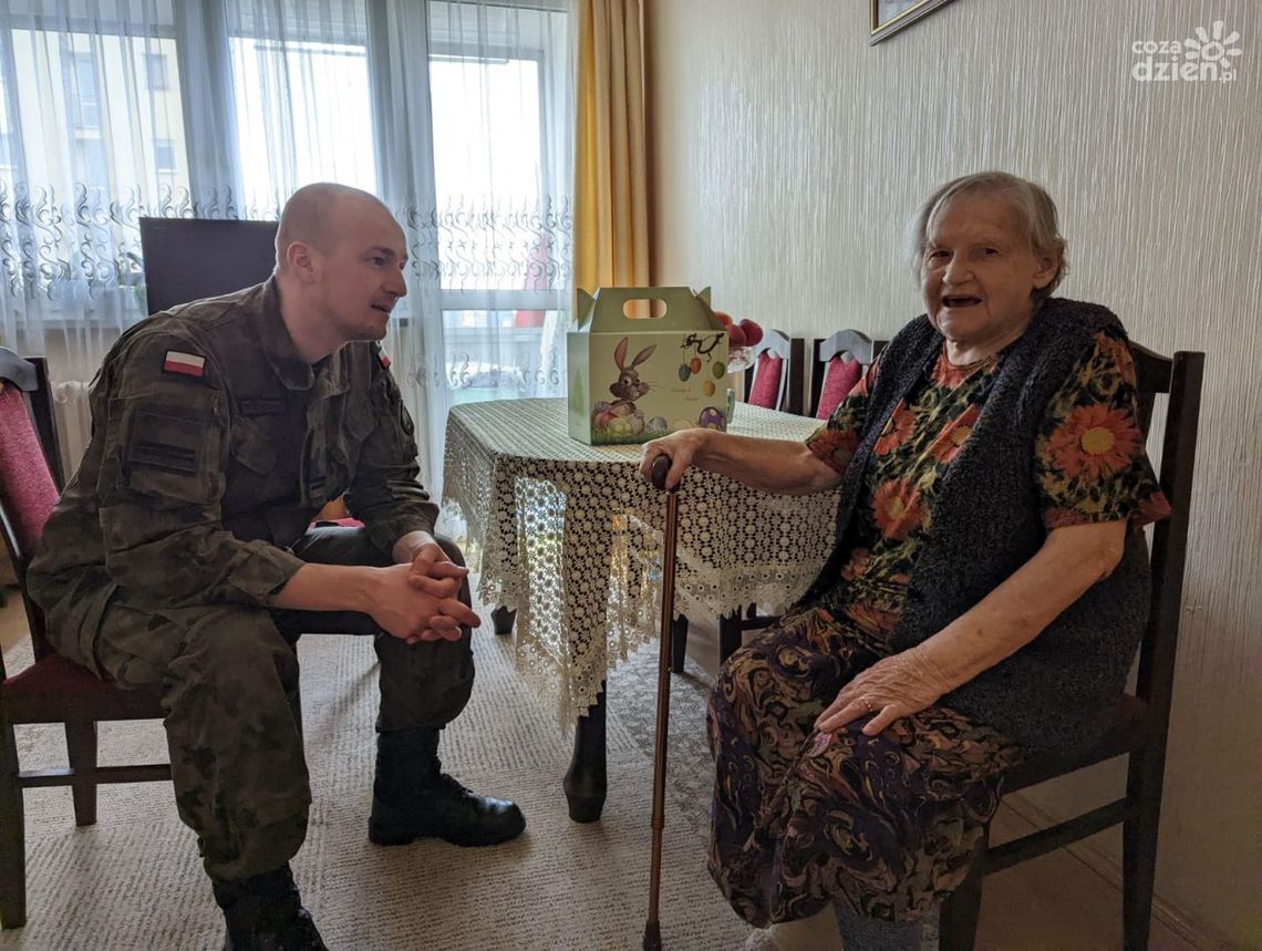 Terytorialsi odwiedzili kombatantów z wielkanocnymi przysmakami