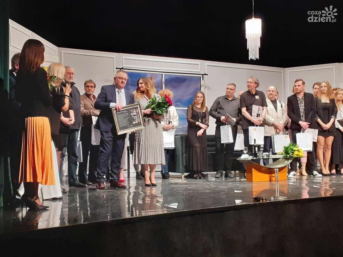 To już nie jest grupa amatorów. Teatr Rozmyty Kontrast świętował dziesięciolecie istnienia