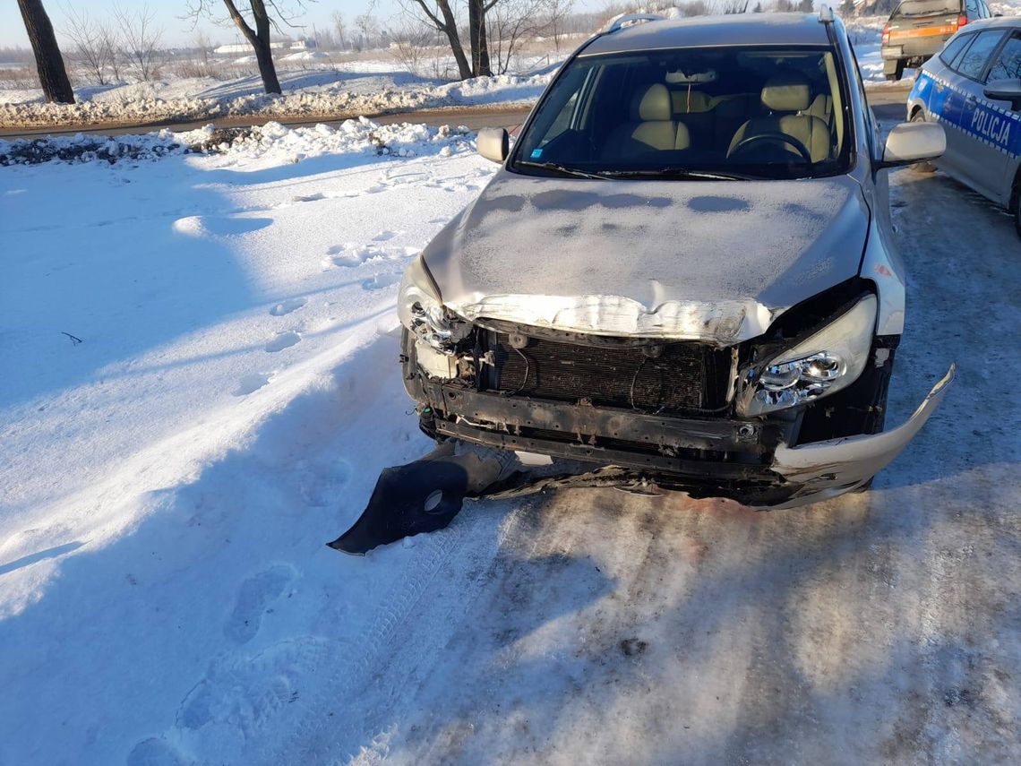 Toyota zderzyła się z szynobusem. Kierowca miał dużo szczęścia