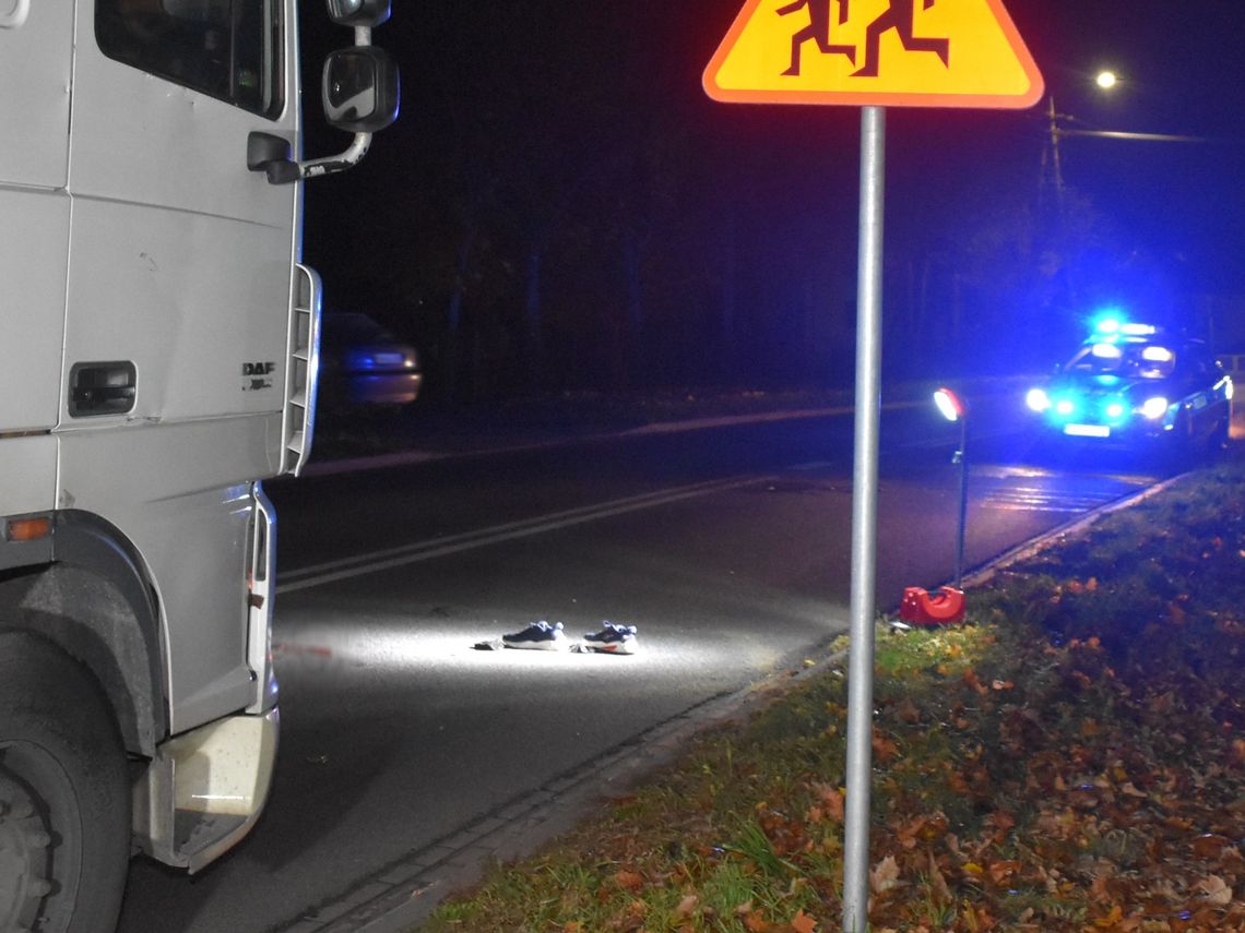 Tragedia na DW544. 57-letni pieszy zginął pod kołami ciężarówki w Nosarzewie Borowym. Buty na jezdni po wypadku