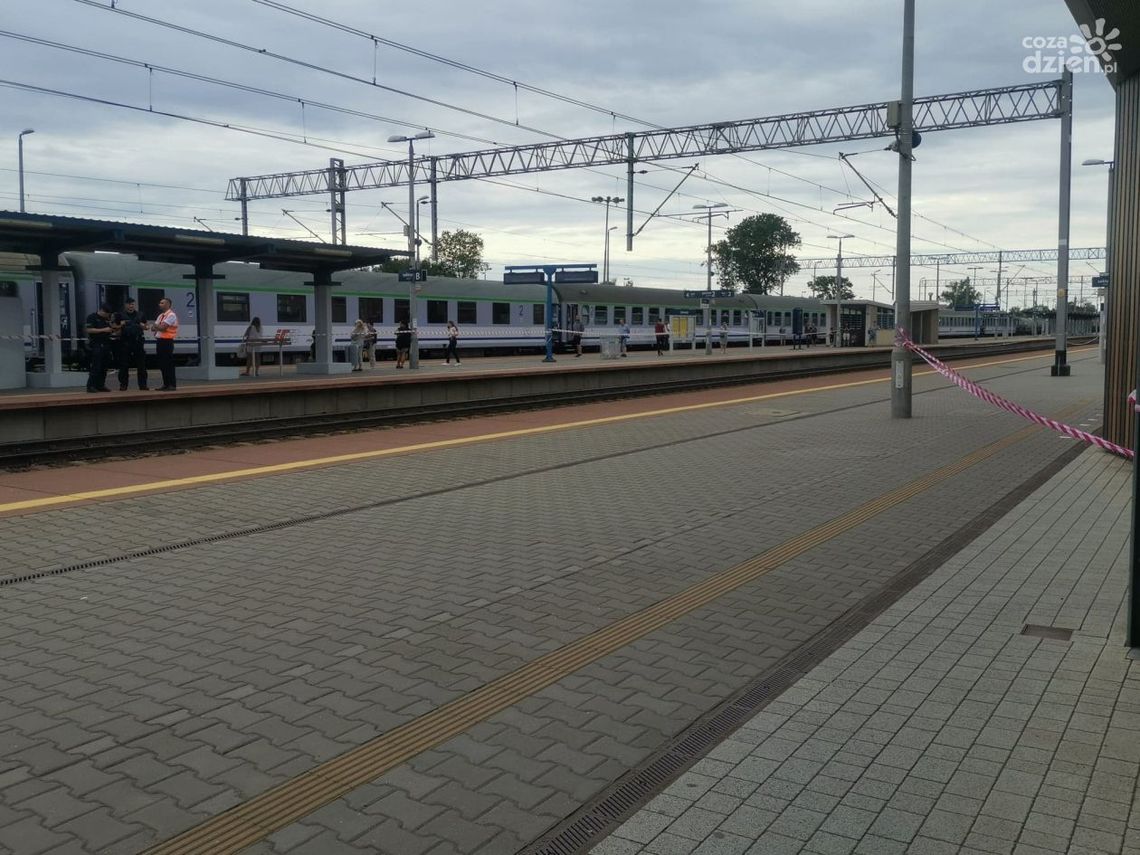 Tragedia na dworcu. Policja: Pod pociąg rzuciła się ciechanowianka