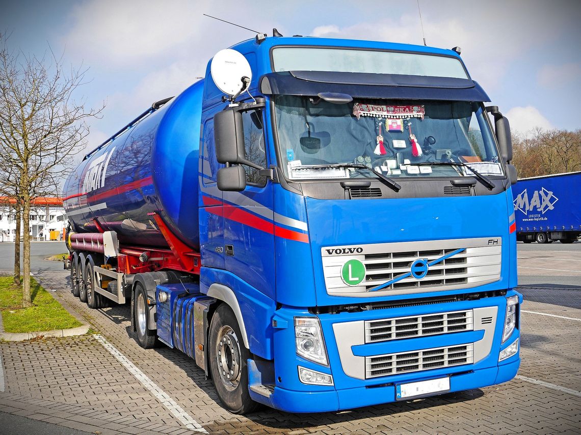 Tragedia na placu manewrowym w Mławie. Mechanik zginął pod kołami naczepy
