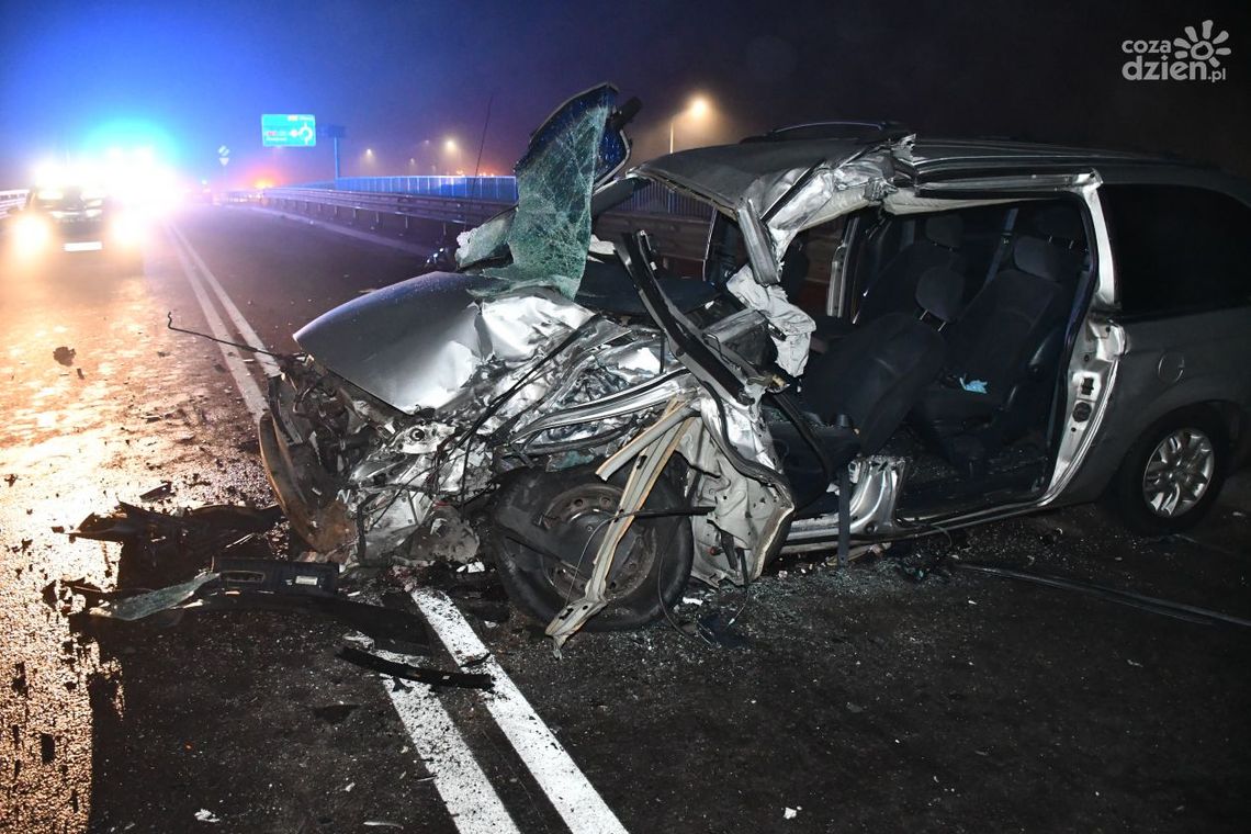 Tragedia na wiadukcie w Mławie. 40-latek nie przeżył czołowego zderzenia