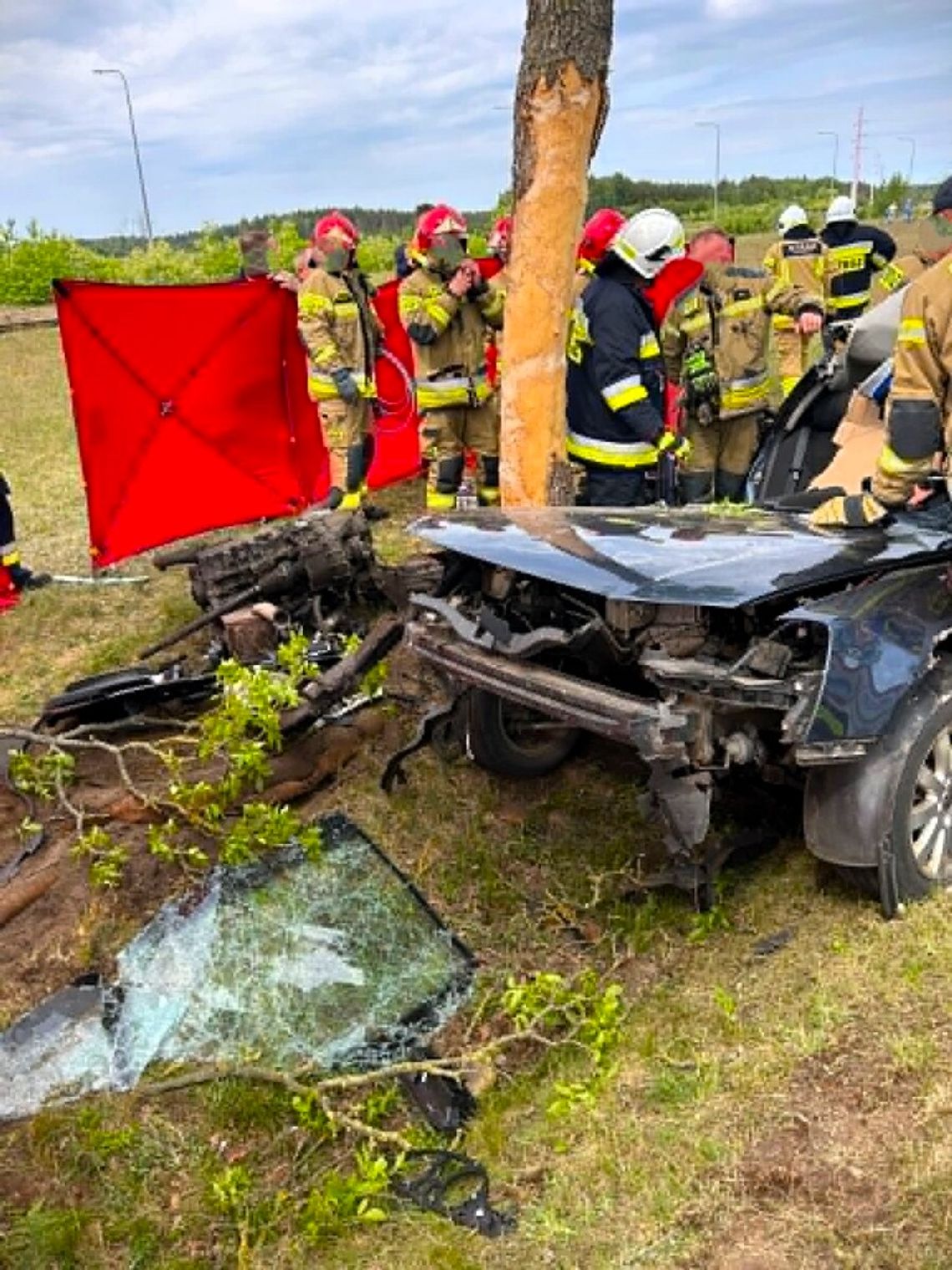 Tragiczny wypadek w Chorzelach. Passat uderzył w drzewo, nie żyje 58-letni kierowca