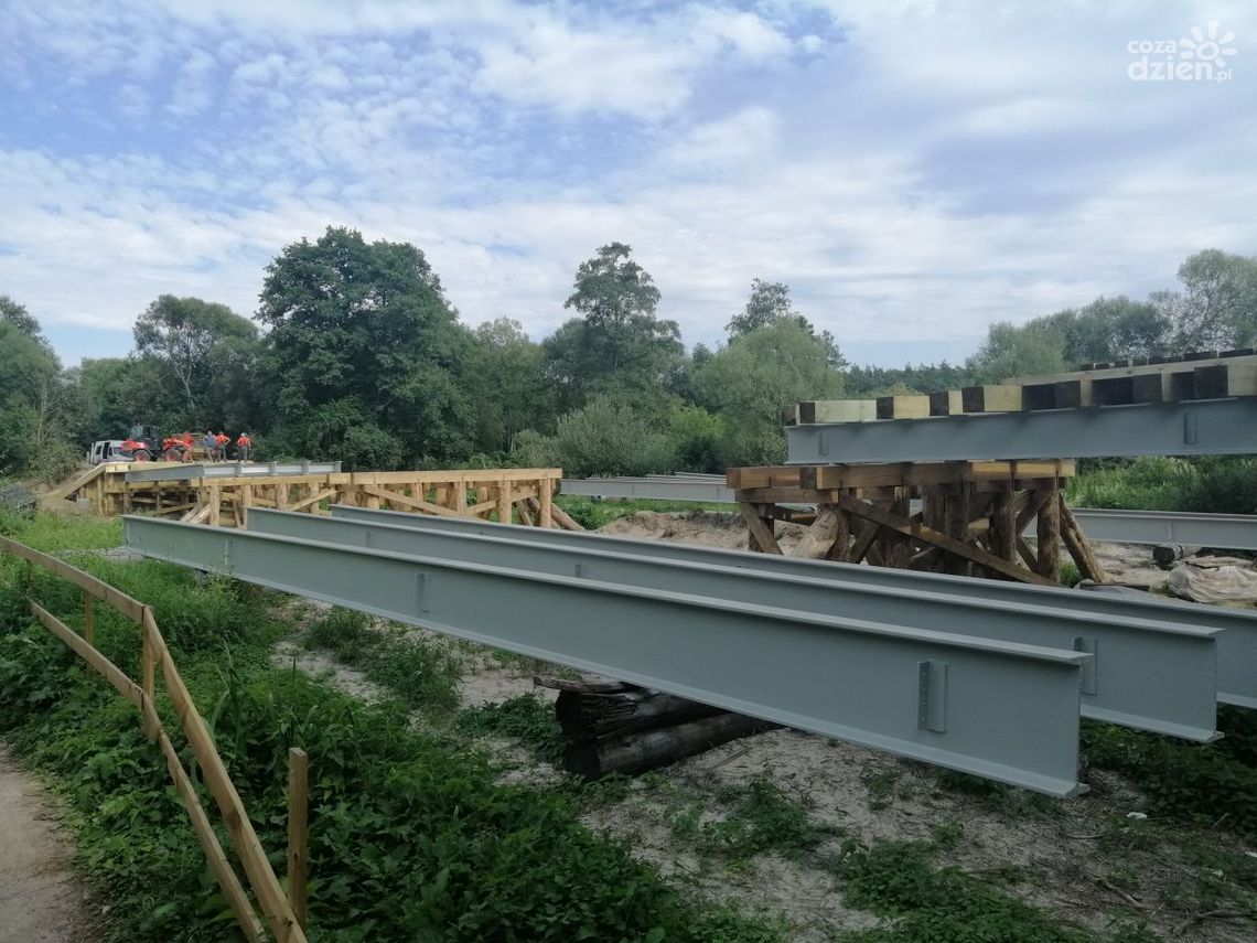 Trwa remont mostu na Wkrze w miejscowości Kępa