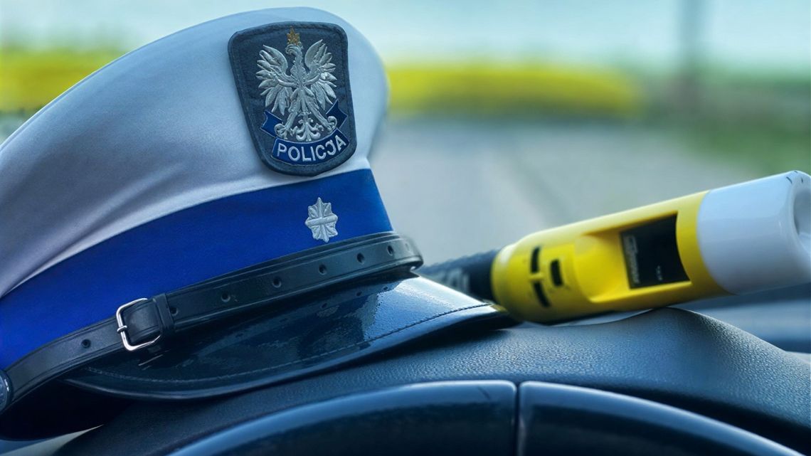 Trzeźwość lokalnie: kontrole policji w Ciechanowie i regionie Alkomat na podszybiu radiowozu