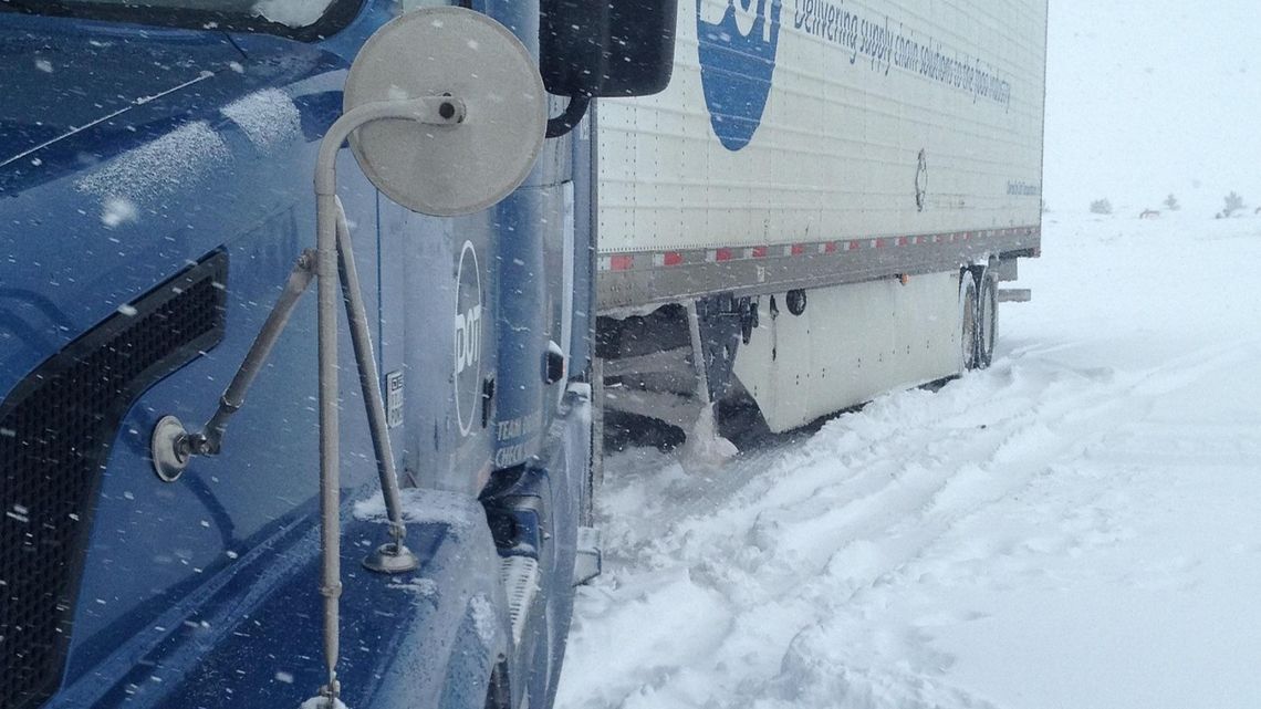 Ciężarówka w śniegu