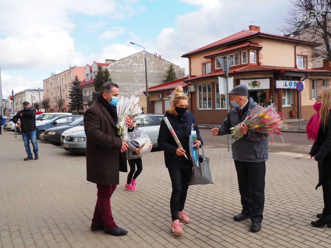 Tulipany rozdawane jak za starych, dobrych czasów...
