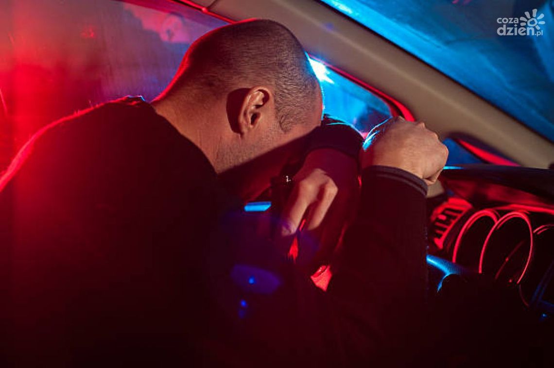 Twierdził, że nic nie pił, mimo że miał trzy promile alkoholu i zasnął za kierownicą