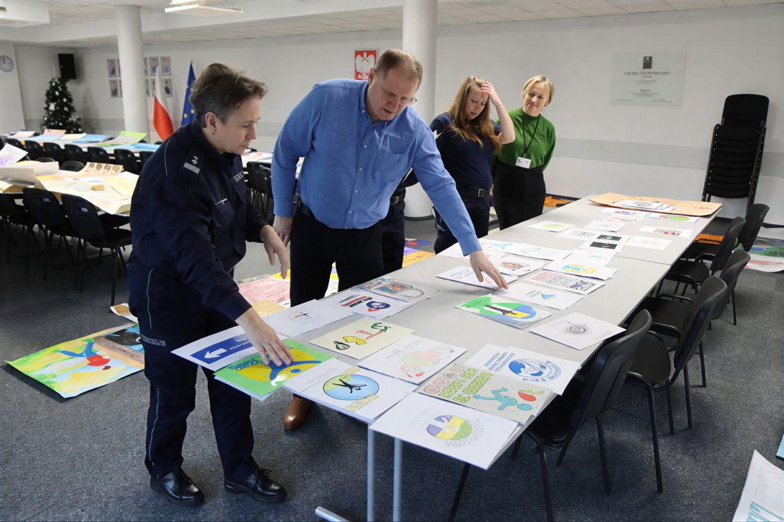 Komisja przegląda prace konkursowe