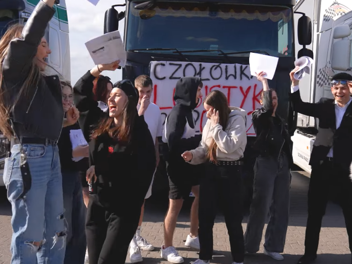 Uczniowie klasy 5 TL z ZSP w Przasnyszu kreatywnie zakończyli pięć lat swojej nauki Uczniowie klasy 5 TL z ZSP w Przasnyszu kreatywnie zakończyli pięć lat swojej nauki