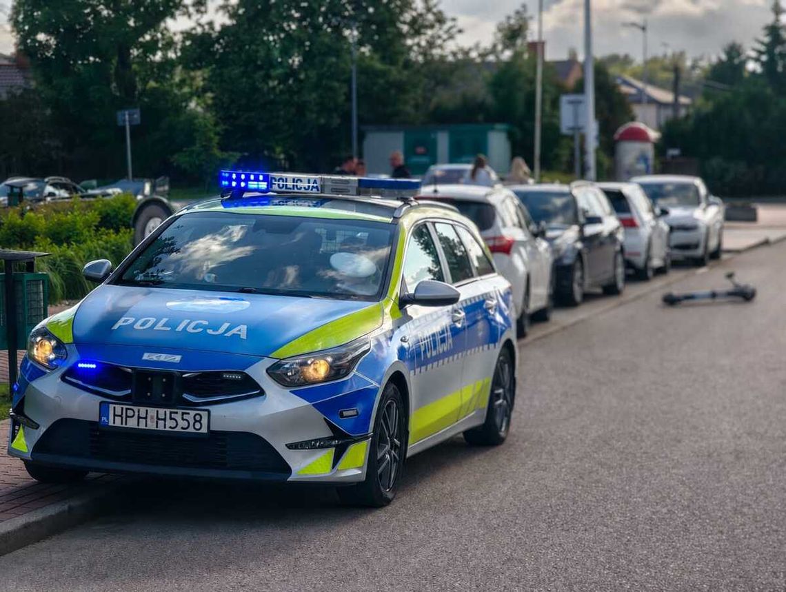 Uderzył hulajnogą w tył stojącego BMW. 14-latek z Mławy trafił do szpitala