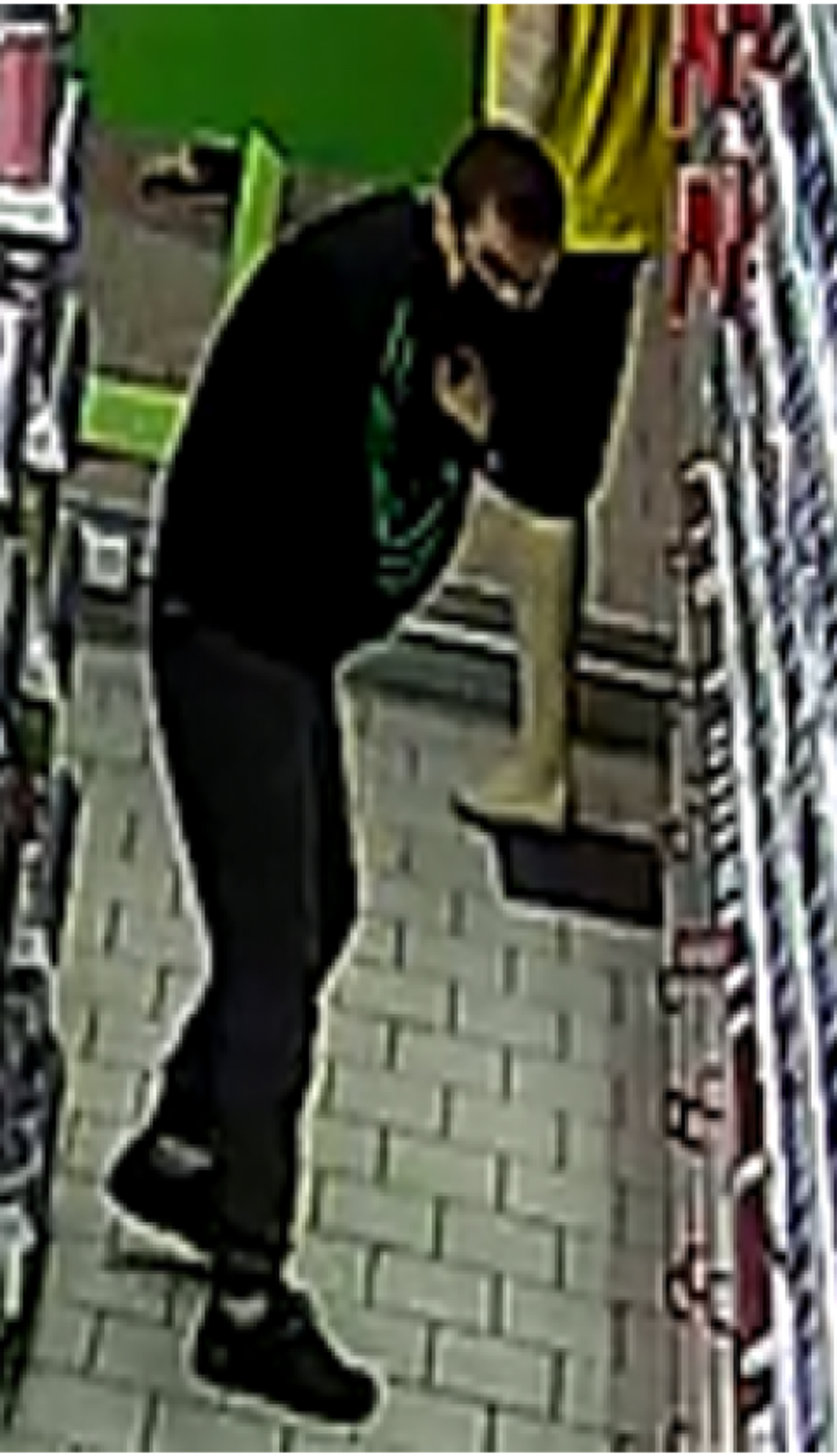 Ukradł kosmetyki warte ponad 500 zł, szuka go policja