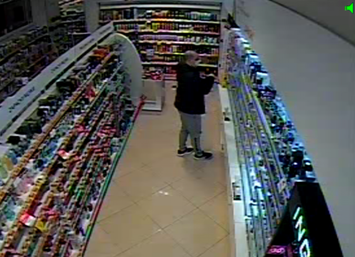 Ukradł perfumy za ponad tysiąc złotych. Publikujemy wizerunek sprawcy Ukradł perfumy za ponad tysiąc złotych. Publikujemy wizerunek sprawcy